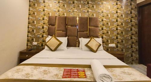 Postel nebo postele na pokoji v ubytování Hotel Kaushambi Grand Near Kaushambi Metro Station