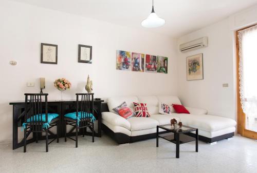 sala de estar con sofá y mesa en Casa Baleari 28C, en Alghero