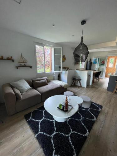 un salon avec un canapé et une table dans l'établissement La cabine de Deauville 8 personnes, à Deauville