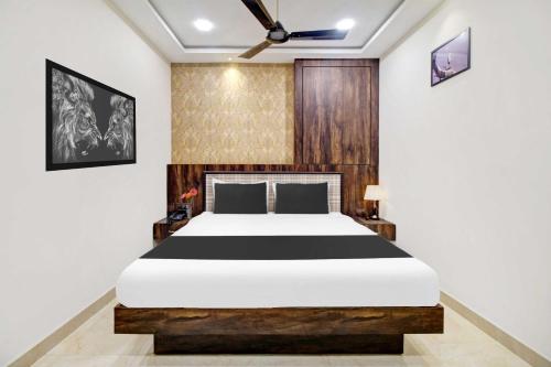 a bedroom with a large bed in a room at Collection O Vijayawada Near Railway Station in Vijayawāda
