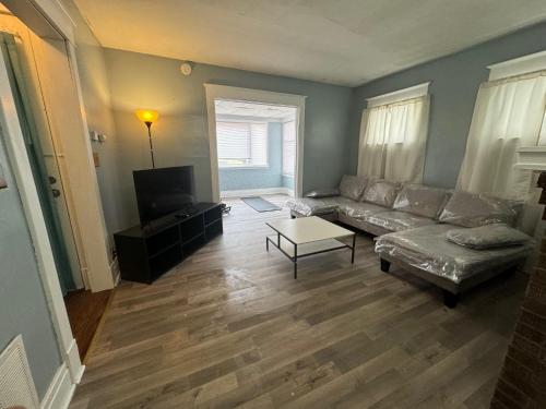 a living room with a couch and a table at Charming 2-bedroom apartment with WiFi, fitness room in delightful Buffalo in Buffalo