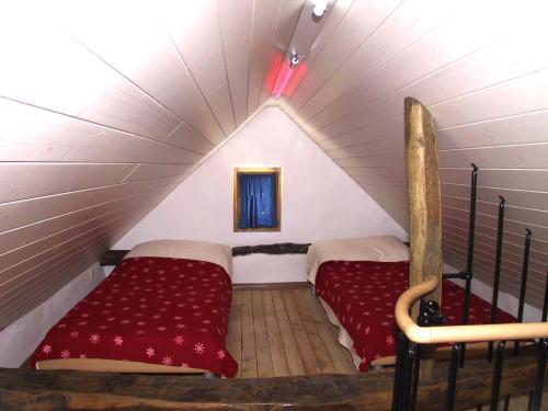 - une chambre avec 2 lits dans une petite maison dans l'établissement Cà di Giüli by HolAp SA, à Lavertezzo