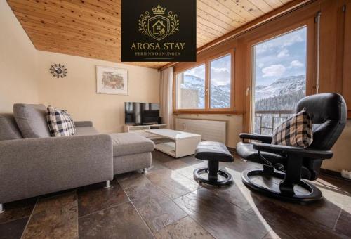 un soggiorno con un divano e una poltrona di Villa Franca E07 by Arosa Stay a Arosa