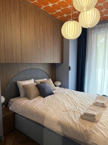 En eller flere senge i et værelse på Apartamenty FalamiLas