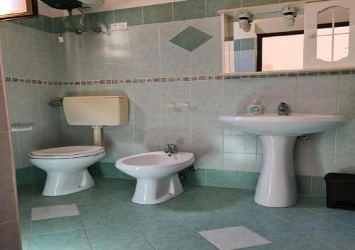 a bathroom with a toilet and a sink at Casa il Sole Casevacanze Ferienwohnung Daniele Furco in Castellammare del Golfo