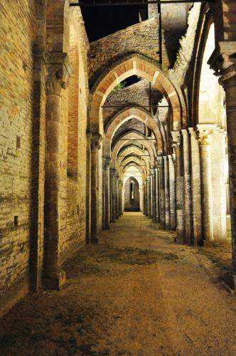 an alley way in an old building with an arcade at Agriturismo San Galgano in Chiusdino