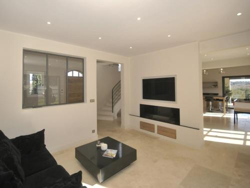 Photo de la galerie de l'établissement Beautiful villa with pool near St Remy-de-Provence, à Eyragues