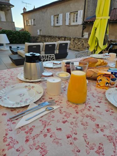 une table avec des assiettes et des ustensiles dessus dans l'établissement La Voûte Noble, à Saint-Saturnin