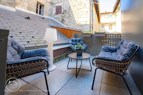 two chairs and a table on a balcony at Chic & Spa l Ascenseur l Terrasse centre ville in Chambéry