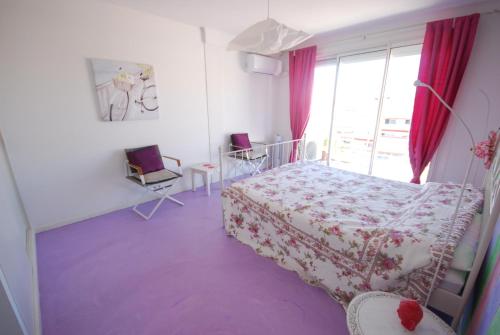 une chambre avec un lit et une fenêtre dans l'établissement Palm Beach Appartement Proche Mer, à Cannes