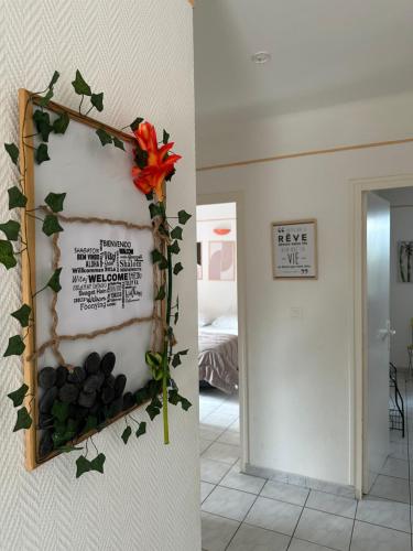 un gâteau sur un mur avec une fleur dessus dans l'établissement Domaine Des Mimosas, à Argelès-sur-Mer