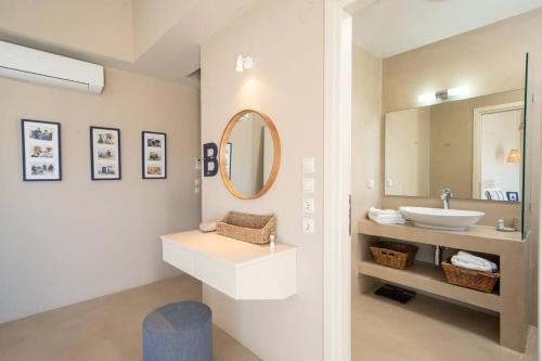 a bathroom with a sink and a mirror at Villa Filakia in Ratzakli in Ratzaklíon