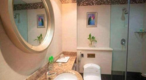 Dong Cheng Hotelにあるバスルーム