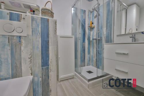 une salle de bain avec une douche, un lavabo et des toilettes dans l'établissement La Cabane bleue, à Sausset-les-Pins