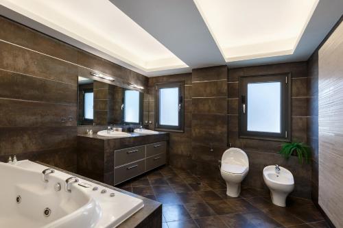 Ένα μπάνιο στο Villa Etheria Luxe