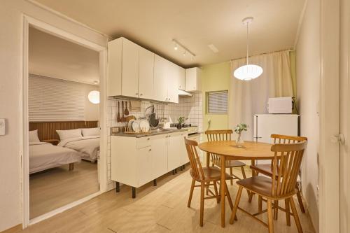 Ένα ή περισσότερα κρεβάτια σε δωμάτιο στο DongdaemunTravugi Stay