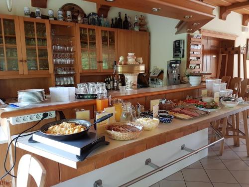 Una cocina con una mesa con comida encima. en Auf der Heide Gasthof & Pension, en Waltersdorf