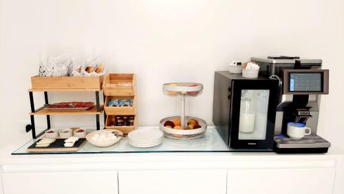 een aanrecht met een koffiezetapparaat en een magnetron bij Leuca124 in Lecce
