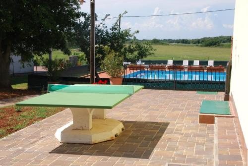 Bazén v ubytování Holiday House Sweet Home nebo v jeho okolí