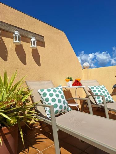 Ático fresco y luminoso con aparcamiento privado