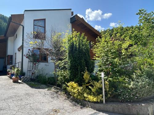 Bijou Homestay I - Room w Balcony, Mountain & Garden Views