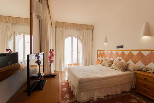 A bed or beds in a room at Hotel Sal Marina