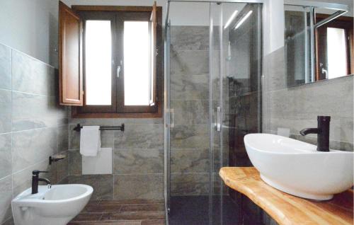 Un baño de Nice Home In Ollolai With Wifi