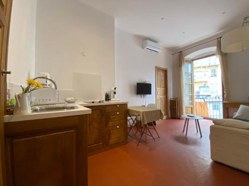 une cuisine avec un évier et un salon dans l'établissement Belle chambre d hôte Et cuisine hyper centre, à Bastia