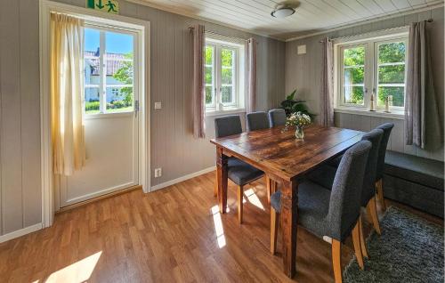 SperrebotnにあるLovely Apartment In Sperrebotn With Wifiの木製のテーブルと椅子のあるダイニングルーム