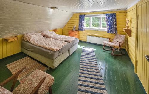 Ένα ή περισσότερα κρεβάτια σε δωμάτιο στο Amazing Home In Svelvik With Wifi