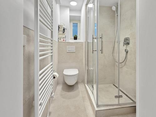 ein Badezimmer mit Toilette und Glasdusche in der Unterkunft Stuttgarter Apt mit Terrasse für 4 Pers in Stuttgart