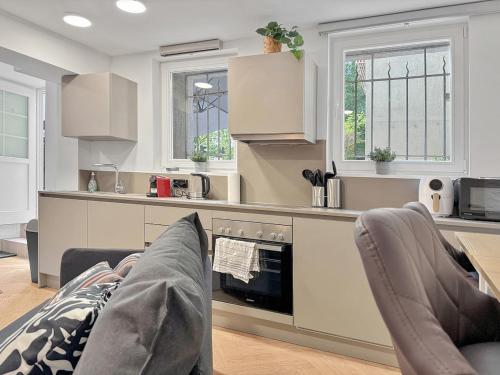 a living room with a couch and a kitchen at Stuttgarter Apt mit Terrasse für 4 Pers in Stuttgart