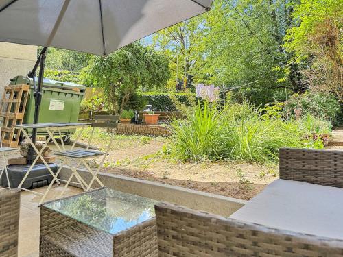 a patio with a table and an umbrella at Stuttgarter Apt mit Terrasse für 4 Pers in Stuttgart