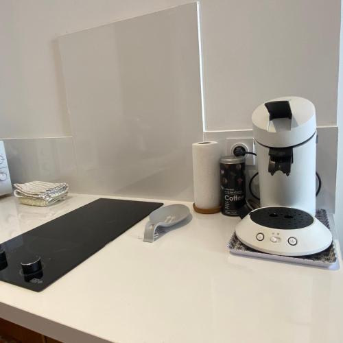 - un comptoir de cuisine avec une cafetière dans l'établissement Belle chambre d hôte Et cuisine hyper centre, à Bastia