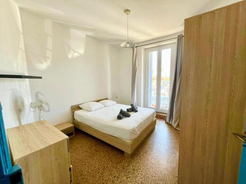 une chambre avec un lit et une grande fenêtre dans l'établissement Casamea- Famille, Plage 2 min, à Ajaccio