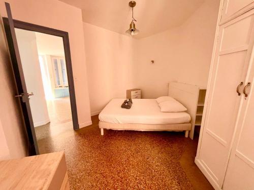 une chambre avec un lit dans une chambre avec un miroir dans l'établissement Casamea- Famille, Plage 2 min, à Ajaccio