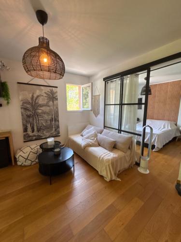 un salon avec un lit et une table dans l'établissement Bel Appartement à La Valette du var, à La Valette-du-Var