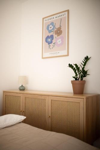 a bedroom with a bed and a picture on the wall at Apartmán se soukromou zahradou u břehu Lipna in Černá v Pošumaví