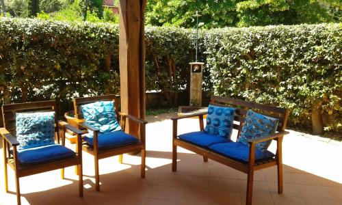 GiannellaにあるCasa bouganvilleのポーチに置かれた青いクッション付きの椅子3脚