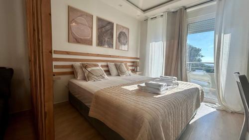 Un dormitorio con una cama con toallas. en Καλαίσθητο Ηλιόλουστο Studio, en La Canea