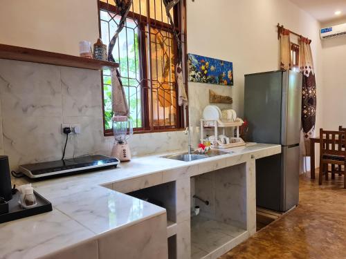 Cucina o angolo cottura di Apartments Zanz J&J Nungwi