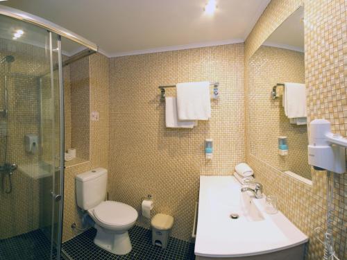y baño con aseo, lavabo y ducha. en Paleo ArtNouveau Hotel - Adults Only en Paleokastritsa