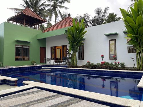 スカワティにあるMeriki Losari Villa, in the Heart of Bali, 3 bedroomsのヴィラ(家の前にスイミングプール付)