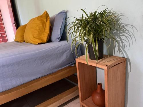 Postel nebo postele na pokoji v ubytování 'Kolamba Gedara' green apartment