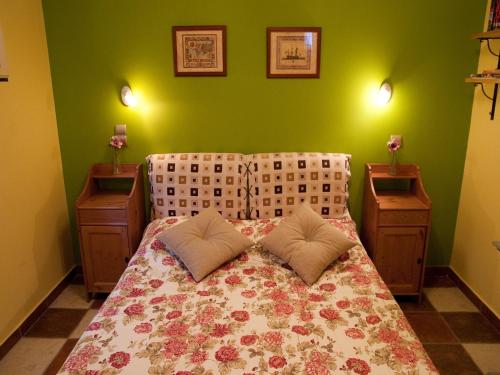 ein Schlafzimmer mit einem großen Bett mit zwei Nachttischen in der Unterkunft Villa Inn Messinia in Kalamaki Messinia