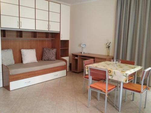 um quarto com uma cama, uma mesa e cadeiras em Sunny em Lecce