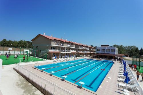an overhead view of a swimming pool at a resort at Morski Duni in Shkorpilovtsi