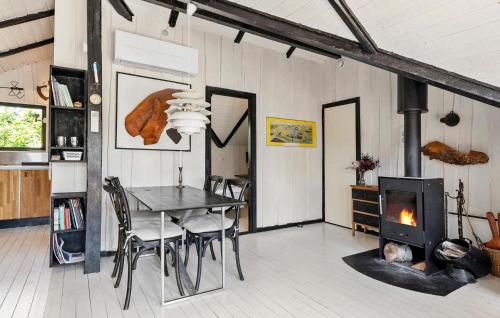Η κουζίνα ή μικρή κουζίνα στο 3 Bedroom Amazing Home In Dannemare