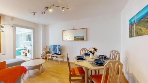 une salle à manger et un salon avec une table et des chaises dans l'établissement Les Cordonniers, à Colmar