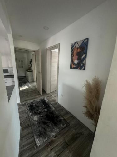 un soggiorno con un dipinto sul muro di Schöne Ferienwohnung mitten in Fulda a Fulda